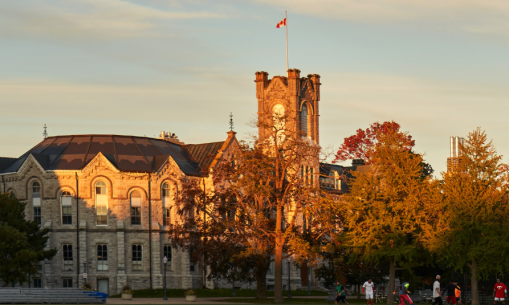 加拿大皇后大学